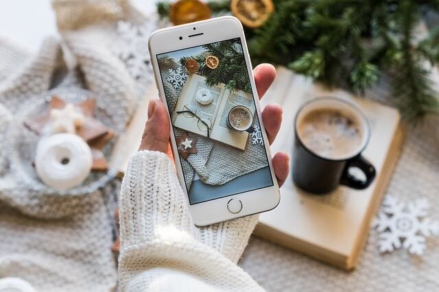 若い人がスマホを持っている